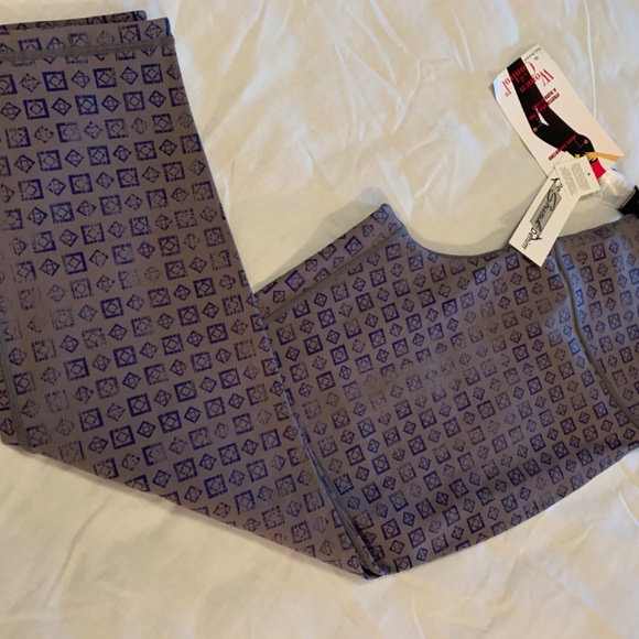 Women With Control Shape Enhancing With Attitudes Leggings by Renee Goldstein - Picture 4 of 4